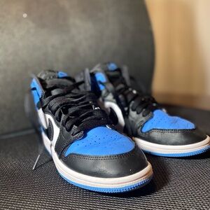 Boys sneakers Nike shoes that’s in perfect condition